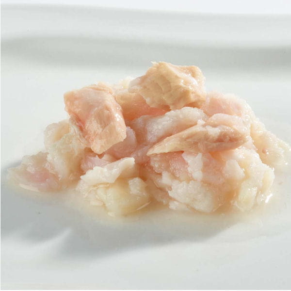 Fish4Dogs FINEST WHITE FISH FLAKES WITH SALMON Filety - biała ryba z łososiem - karma mokra dla psów - detal.jpg