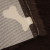 DRY BED Legowisko antypoślizgowe dla psów -  kość i łapki brązowe (5).png