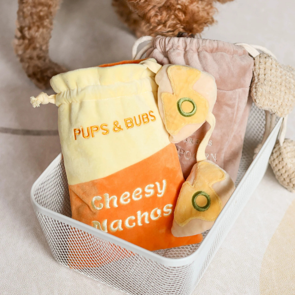 Pups &amp; Bubs Zabawka węchowa dla psa - CHEESY NACHOS (1).png